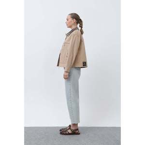 Chaqueta Corta con Detalles Decorativos para Mujer Soul - Chaqueta Corta Color Camel con Diseño Moderno para un Estilo Casual y Elegante - Product Image 4