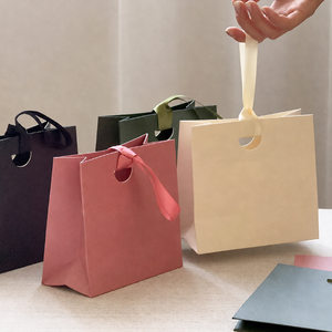 Sacs cadeaux en papier kraft de luxe écologiques en gros pour fabricants avec gaufrage, portables, personnalisables, deux tailles, ruban - Product Image 1