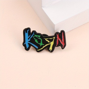 Spilla Distintivo in Metallo Smaltato con Logo Rock <span class=keywords><strong>Kiss</strong></span> dei Beatles, Divertente, Regalo per Appassionati di Musica e Amici - Product Image 3