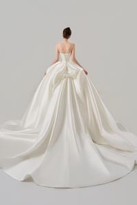 Robe de mariée simple en satin sans bretelles, coupe trapèze, style petite robe de bal - Product Image 6