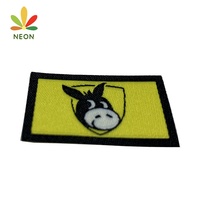 Étiquette textile tissée en polyester lavable et colorée personnalisée, pliée pour les vêtements avec votre propre logo