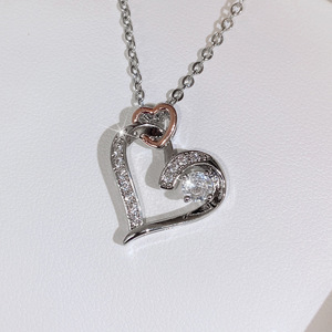 Collana con Ciondolo a Doppio Cuore Traforato Creativo per Donne, Accessorio da Collo con Charm a Cuore Bicolore - Product Image 3