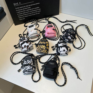 Bolsa Feminina Pequena Transversal de Ombro Único em Tecido, com Pingente Moderno e Elegante de Chaveiro, Mini Batom e Fones de Ouvido, Estilo Niche Simples - Product Image 5