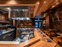 Design d'intérieur de restaurant avec cuisine ouverte de luxe, mobilier sur mesure, bois moderne, acier inoxydable, comptoir de bar incurvé, LED intégrée