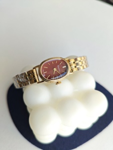 <span class=keywords><strong>2025</strong></span> đồng hồ cổ điển mới với mặt số nhỏ thời trang ánh sáng sang trọng đơn giản và phong cách thích hợp - Product Image 2