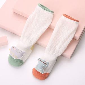 Vente en gros Chaussettes de sol en forme de dessin animé 3D mignon Chaussettes de marche antidérapantes en coton pour nouveau-né bébé enfant en bas âge avec poignées - Product Image 6