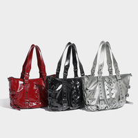Sac fourre-tout en PU avec rivets punk et sangle décorative, nouvelle collection automne/hiver 2026, fermeture éclair, grande capacité, pour le quotidien, porté épaule