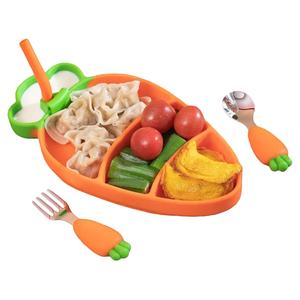 Assiette repas bébé en silicone antidérapante en forme de carotte avec compartiments, ventouse et ensemble cuillère-fourchette-paille - Product Image 1