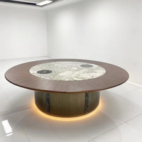 Ensemble de table et de chaises de salle à manger en marbre moderne et luxueux. Table à manger ronde italienne avec pieds en acier inoxydable dans un style luxueux.