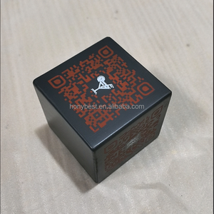 <span class=keywords><strong>Cube</strong></span> en bois de noyer gris foncé Blocs QR Code Restaurant Table Menu <span class=keywords><strong>Cube</strong></span> QR Menu Stand Porte-étiquette en bois NFC pour Restaurant - Product Image 6