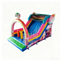 Parc d'attractions avec toboggan sec sur le thème de la licorne et jeux d'équipe