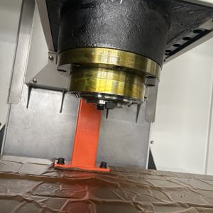 <span class=keywords><strong>Centro</strong></span> di Tornitura CNC ad Alta Velocità T700 BT30/40, Macchina per Foratura e Maschiatura Verticale per Componenti Auto e Stampi - Product Image 2