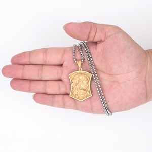 Collier Méduse en Or, Mythologie Grecque, Bijoux Féministes en Acier Inoxydable, Médaillon Grec Ancien, Style Grec Ancien à la Mode - Product Image 3