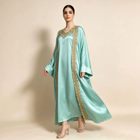 Abaya deux pièces élégante en satin avec ruban tissé coloré, col en V, longue et ouverte pour femmes musulmanes, idéale pour les occasions de fête en hiver