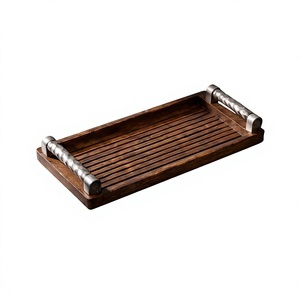 Plateau de service rectangulaire artisanal en bois de manguier, plateau décoratif avec fond à lattes et quincaillerie sculptée argentée - Product Image 1