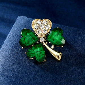 Vente en gros de bijoux tendances broches en strass trèfle à quatre feuilles vert fantaisie olive en cristal pour femmes - Product Image 5