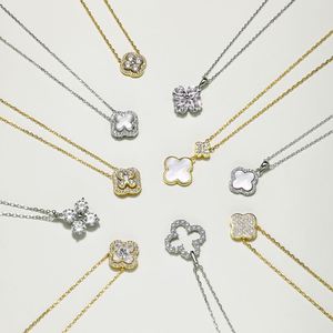 Collier Pendentif Trèfle à Quatre Feuilles en Argent Sterling Plaqué Or Personnalisé avec Zirconia 5A, Bijou de Mode Raffiné « Fleur de Printemps Intemporelle » - Product Image 1