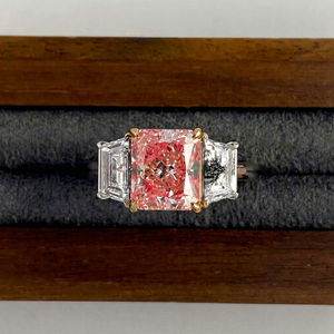 Anillo de Tres Piedras con Diamante Rosa Corte Radiante en Oro Amarillo con Piedras Laterales de Diamante Blanco Trapezoidal, Engaste Clásico con Puntas - Product Image 1