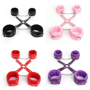 Ensemble de trois menottes avec doublure en fausse fourrure pour adultes, disponible en rose, violet, noir et rouge - Product Image 5