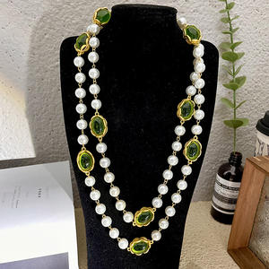 Collier en fausses perles avec incrustation de verre vert, chaîne de pull, style vintage pour femme, serti clos, perles blanches, bijoux en laiton, usage quotidien - Product Image 2
