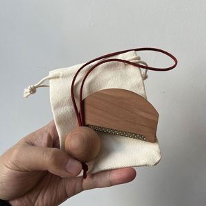 Juego de Removedores de Pelusas de Madera de Cedro con Logotipo Personalizable para Prendas, Suéteres y Abrigos - Product Image 1