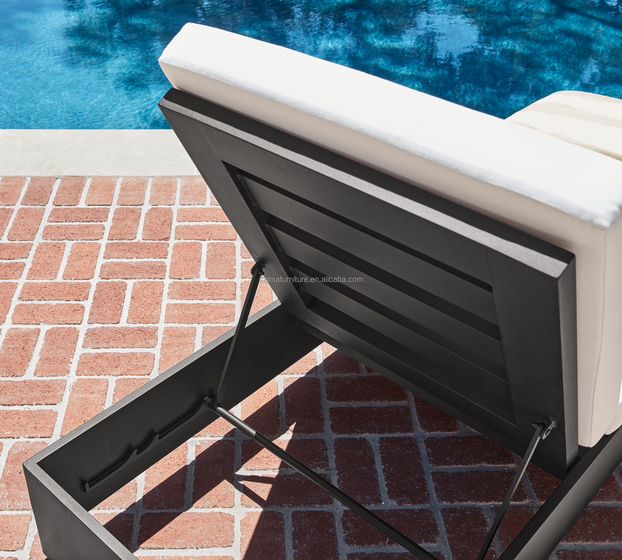 Outdoor garden aluminum folding webbed lawn chair chaise lounge back has 4 adjustable heights