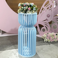 Socle cylindrique en acrylique blanc carré professionnel personnalisé, effet ondulé, marque KAVI, modèle E-030