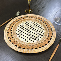 Assiettes de chargeur en faux rotin chargeur de plaque en rotin rond pour le dîner Plaid décoratif pour les événements et les fêtes lavage blanc