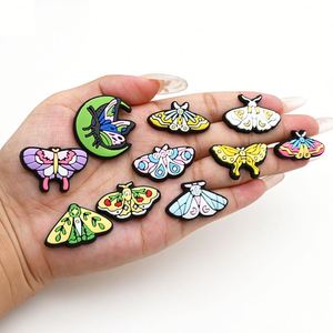 Decoración de zapatos personalizada suave de goma de Pvc dibujos animados belleza polilla zapatos encantos para mujer niños - Product Image 4