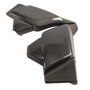 Cubierta de Batería de Fibra de Carbono 3K con Acabado Brillante y Franja Diagonal Compatible con Road Glide <span class=keywords><strong>CVO</strong></span> Cubic 2023-2025 - Product Image 4