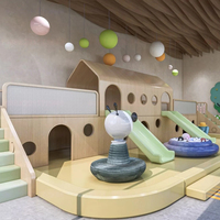 Parque Infantil Comercial Interior de Madera con Tobogán Doble, Piscina de Pelotas, Casa de Escalada y Zona Sensorial para Guarderías y Centros Comerciales