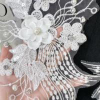 Vente en gros de patchs de fleurs brodées en perles 3D, appliques de dentelle florale blanche pour vêtements, robe, décoration, couture