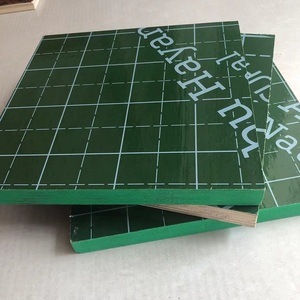 แผ่นไม้อัดเคลือบฟิล์<span class=keywords><strong>ม</strong></span>พีวีซีสีเขียว ป้องกันการลื่นไถล คุณภาพสูง ได้รับการรับรองมาตรฐาน E0 รับประกัน 3 ปี ขนาด 4x8 สำหรับงานปูพื้น - Product Image 2