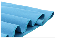 2025 personnalisé couleur unie 200gsm pliable imprimé microfibre daim tissu serviette de plage avec bande élastique