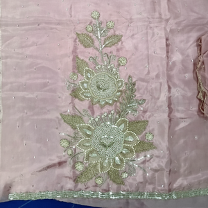 Costumes de fête indiens brodés à la main non cousus de créateur moderne pour femmes de style traditionnel en soie - Product Image 1