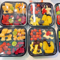 Boîte alimentaire carrée jetable à quatre compartiments en plastique de qualité alimentaire avec couvercle anti-buée pour fruits coupés, emballage frais et plateau à salade