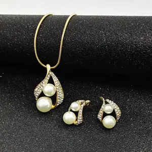 00084-7 Imitation Perle Boucles D'oreilles Pendentif Collier Ensemble Femmes En Gros Cristal Brillant Exquis Bijoux En Argent