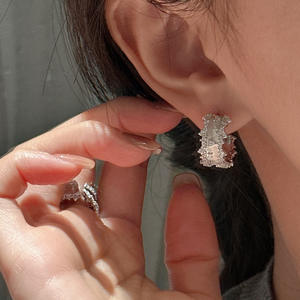 Pendientes Colgantes de Plata Pura S925 Wenchi, Estilo Palacio Medieval, Elegantes y con un Diseño de Nicho Sencillo y Moderno, China - Product Image 4