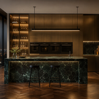 Ensemble d'armoires de cuisine sur mesure pour villa de luxe, îlot en marbre vert, tabourets de bar, colonne de présentation de vin, quincaillerie antirouille