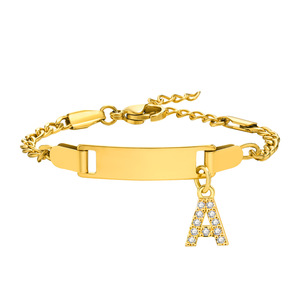 Pulsera de barra de acero inoxidable con baño de oro PVD de 18K y dije con inicial para niños |   Joyería Impermeable e Hipoalergénica para Niños - Product Image 2