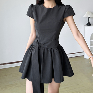 Robe Courte Grise Élégante pour Femme, Coupe Slim, Silhouette Évasée, Manches Courtes, Taille Lacée, Style Minimaliste Européen - Product Image 3