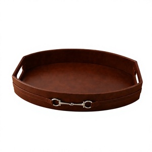 Nuevas llegadas: Bandeja decorativa ovalada de cuero con asa de hebilla metálica, diseño rústico para uso en el hogar u oficina. - Product Image 1