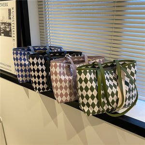 Bolso Tote Grande Vintage de PU con Diseño de Rejilla de Diamantes, Cierre Abierto, Detalle de Remaches, Diseñador para Mujer, Correa Única, Forro de Poliéster 2024 - Product Image 4