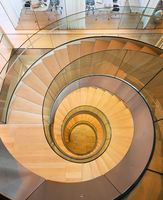 Escalier Courbé en Promotion : Escalier de Villa Nord-Américaine avec Poutres en Acier Courbées et Marches en Bois Massif