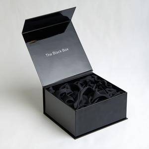 Boîtes d'emballage rigides magnétiques noires recyclables de luxe, logo personnalisé, boîte cadeau en papier magnétique avec insert en mousse - Product Image 1