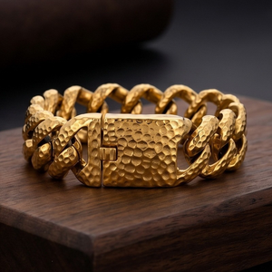 Bracelet cubain large et massif martelé plaqué or 18 carats en acier inoxydable 316L hypoallergénique avec fermoir boîte texturé pour homme, idéal pour les soirées - Product Image 2
