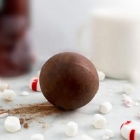 Bombes de chocolat chaud premium au chocolat noir, chocolat chaud au lait, bonbons sucrés, guimauves, motif de boule solide