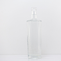 Vente en gros de grandes bouteilles en verre vides populaires classiques à épaules droites et plates rondes avec fleurs gaufrées vodka whisky tequila