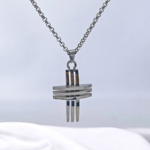 สแตนเลสสตีลจี้รูปกากบาทสำหรับผู้ชายแฟชั่นสไตล์ฮิปฮอปการออกแบบที่ทันสมัยโทนสีเงินเครื่องประดับอุปกรณ์เสริม - Product Image 3