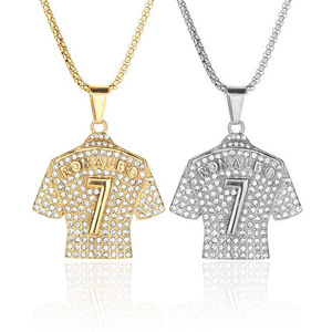 Collier pendentif personnalisé en gros, tendance 2026, style hip-hop et football, avec strass, numéros 7 et 10, pour hommes, bijoux inaltérables, pour le marché UE et US - Product Image 1